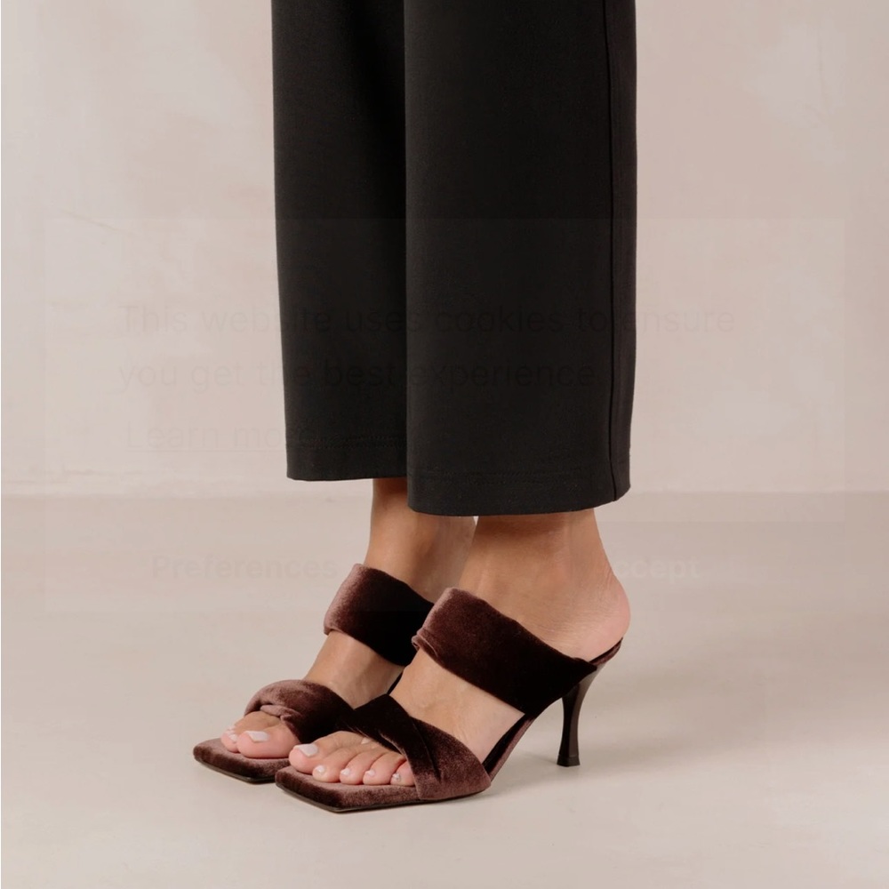 Alohas kitten heel velvet twist wrap square toe
